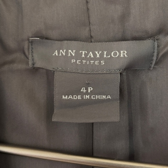 Ann Taylor 99% Wool Blazer, Lined Suit Jacket in Gray Pinstripe Size 4 Petite - Picture 4 of 10